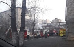 ​Пожарные спасли семь человек из горящей квартиры на Балябина