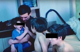 Отец из заброшки задержан угрозыском в Чите. Законным отцом детей он не является. Дети отправлены в приют