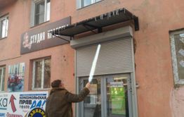 Когда убьют, тогда и посбиваем. Домоуправление №4 ждёт понедельника, чтобы сбить сосульки