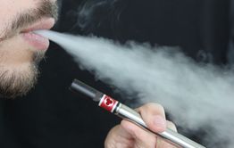 В России приняли закон о запрете продажи вейпов несовершеннолетним