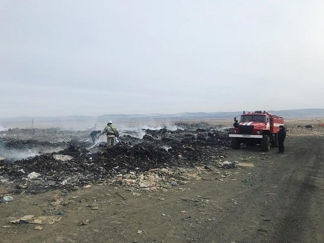 Под Читой продолжают тушить пожар на городской свалке