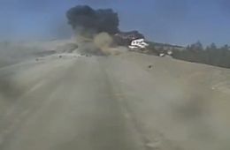 На трассе Быстринского ГОКа БелАЗ перевернулся и взорвался (видео)