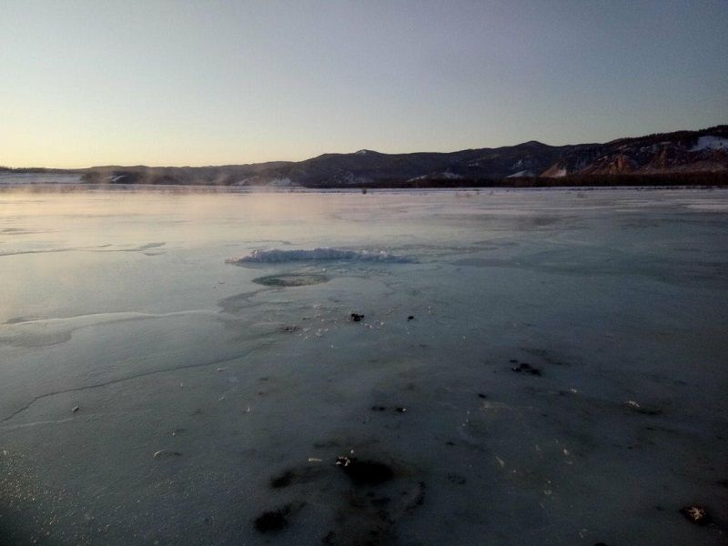 Жители Мензы используют воду из реки для питья