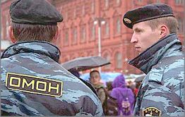 Омоновцы и полицейские проводят обыск в «Господах офицерах»