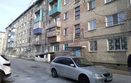 Канализационные воды откачивают из подвала на улице Промышленной в Чите