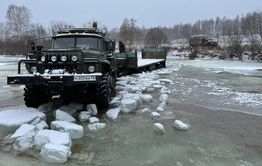 Шок: Появились первые кадры с провалившимся под лед грузовиком, на котором журналисты «Вечорки ТВ» добирались до места съемок в Тунгокоченском районе Забайкалья (ВИДЕО)