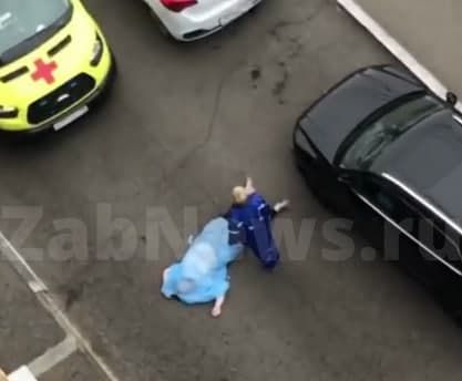 Тело девушки нашли во дворе дома напротив филфака ЗабГУ в Чите