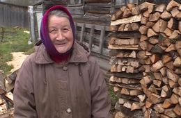 В Вершино-Дарасуне школьники помогают пенсионерам