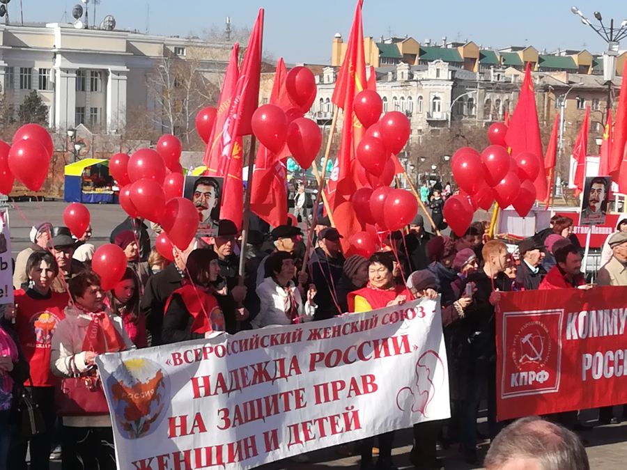 Первомай в Чите: Сталин, царь-батюшка и буузы всем!