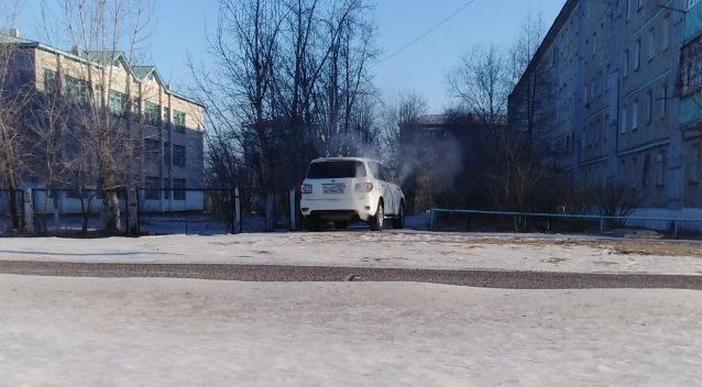 Водитель внедорожника без номеров уснул в машине, перегородив тротуар