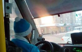 В Чите маршруткой рулит Снегурочка