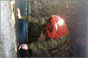 Бомжи в подвале «организовали» себе свет и горячую воду