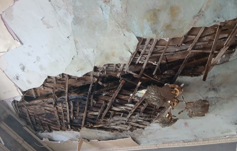 Аварийный дом в Чите топит, но его не расселяют