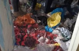 Заваленную мусором и собачьим пометом квартиру вскрыли в Забайкальске