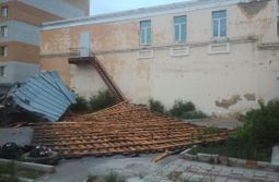 Сильный ветер снес крышу со здания регионального следкома в Чите 