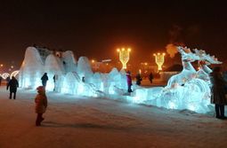 Ледовый городок открылся на площади Ленина. Ч...