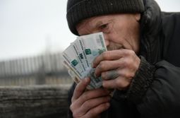 Более 100 тысяч рублей хотели списать с Забайкальского пенсионера