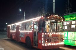 В Чите появился новогодний троллейбус