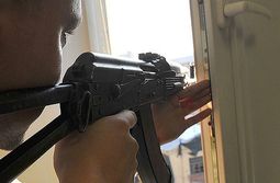 Житель дома на КСК стрелял из автомата со своего балкона