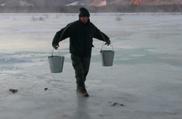 Вот так в селе Менза добывают воду - носят с ...