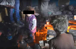 ​Мужчину с четырьмя маленькими детьми нашли в заброшенном доме на Острове в Чите (Видео)