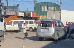 Таджики в Чите массово разгромили автомобиль