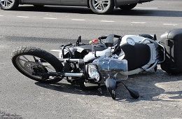 Мотоциклист выехал на встречку и столкнулся насмерть с грузовиком