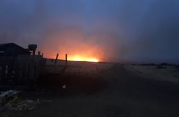 В селе Хада-Булак степной пожар уничтожил две чабанские стоянки