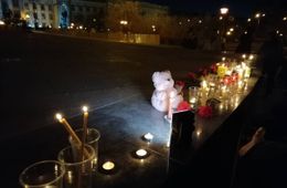 Сотни читинцев пришли на площадь Ленина почтить память Даши Карташовой