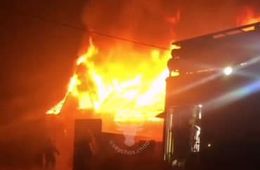Жилой дом сгорел ночью в Смоленке (видео)