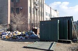 Двор по улице Журавлева — место выброса мусорных пакетов и мертвых детей