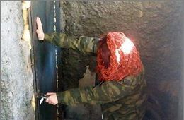 Бомжи в подвале «организовали» себе свет и горячую воду