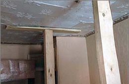 Старый потолок может заживо похоронить пенсионерку в Чите