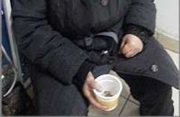Бабушка в Чите от безысходности вынуждена стоять на паперти