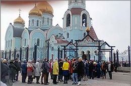 Большая очередь прихожан выстроилась к мощам Святой Матроны