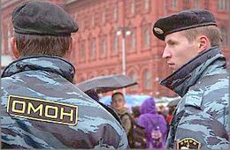 Омоновцы и полицейские проводят обыск в «Господах офицерах»