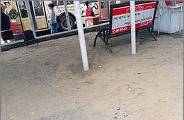 «После нас — хоть потоп!»: — фотофакт: троллейбусную остановку на площади Декабристов засыпало песком