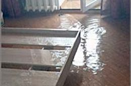 «После нас — хоть потоп!»: Жителей верхних этажей в одной из новостроек Северного затопило