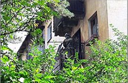 Балкон полностью выгорел в доме на улице Бутина