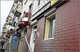 Закрытый по решению суда «Пивной квадрат» на Ленинградской, 58 в Чите продолжает спаивать читинцев
