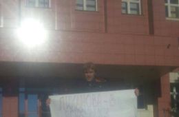 Общественник Захаров вышел к зданию правительства с плакатом в поддержку Ветрова