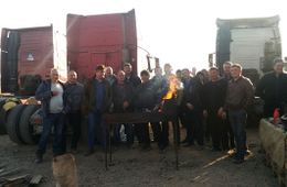 Дальнобойщики в Борзе бастуют вокруг мангала с барашком