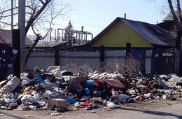 Мусор захватывает перекрёсток на улице Крестьянской в Чите
