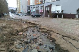 Вчерашний дождь размыл дорогу, сегодняшний сделал из нее месиво