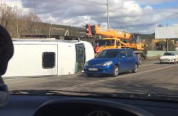 В Антипихе маршрутка лежит на боку посреди дороги