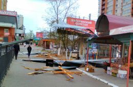 Ветер разрушил крышу детского центра Орешки в центре Читы (Фото)