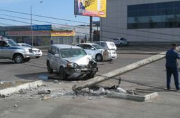 Водитель иномарки снёс столб около «Макси»