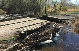 Разлившаяся река Семёновка под Балеем снесла деревянный мост