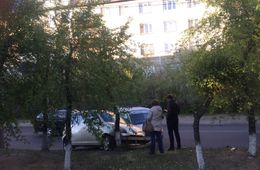 Иномарка и грузовичок врезались в дерево в центре Читы