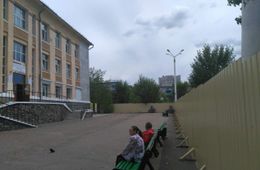 Пенсионеры возмущены ограждением на площади Декабристов